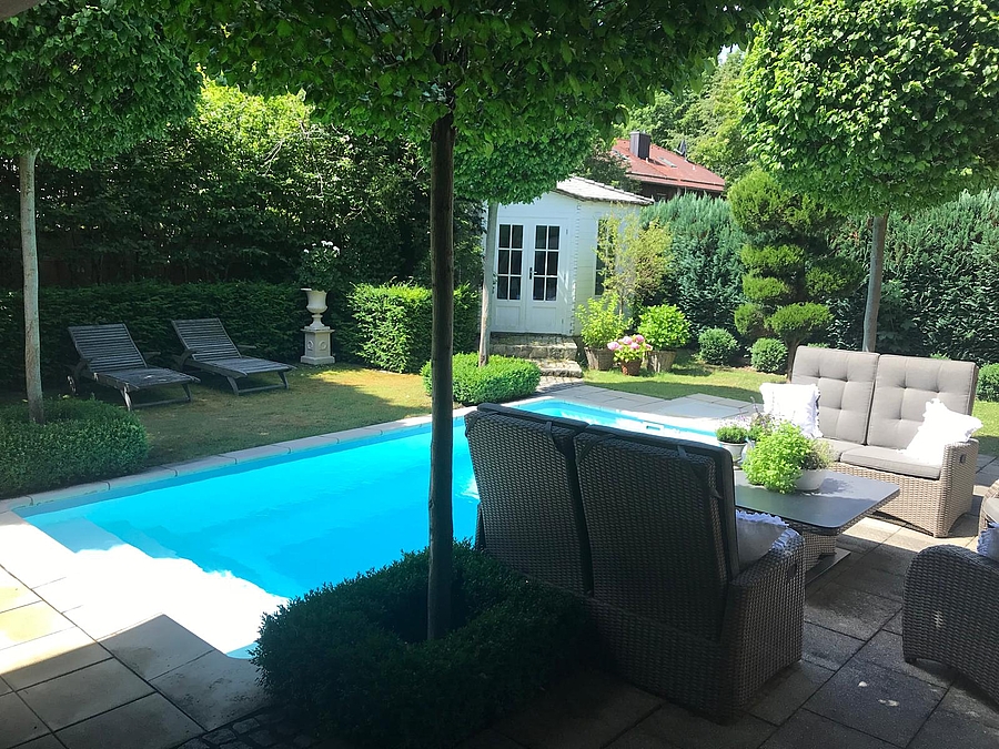 Garten und Pool (Sommer)
