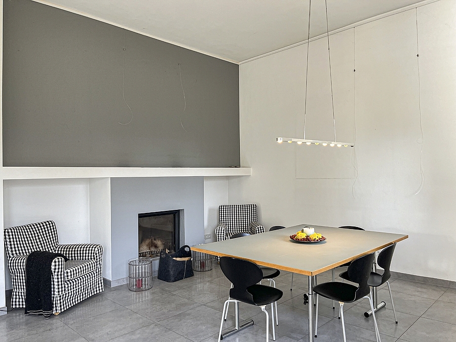 Essbereich mit offenem Kamin
