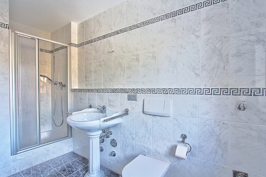 Badezimmer mit separatem Duschbad