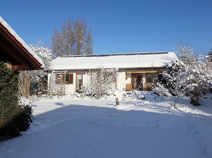 Ansicht mit Garten und Terrasse