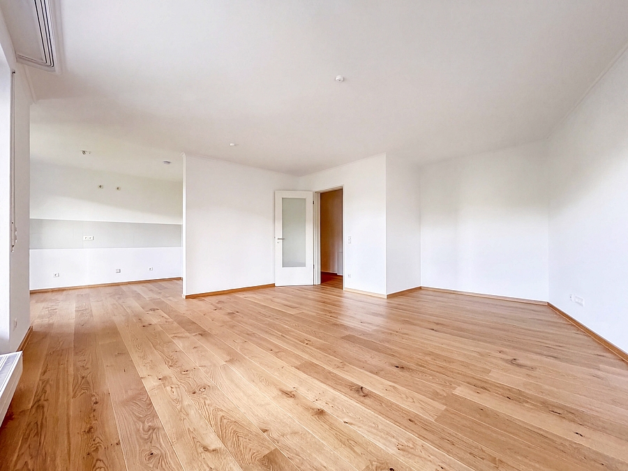 Wohnzimmer mit offener Küche