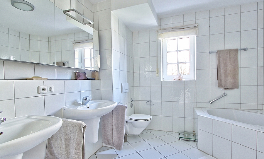 Badezimmer mit Wanne und Dusche