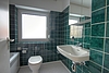 Badezimmer mit Badewanne und Fenster