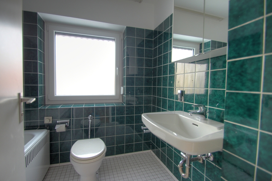 Badezimmer mit Badewanne und Fenster