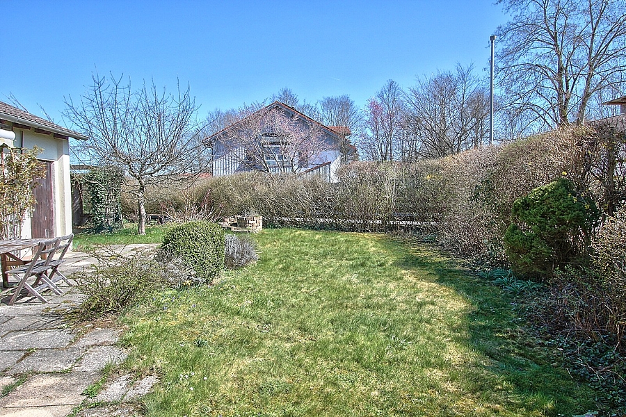Ausschnitt Gartenansicht und Garage!