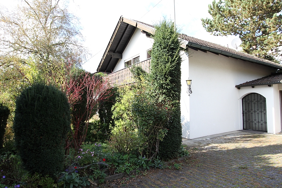 Altbau und Hofplatz
