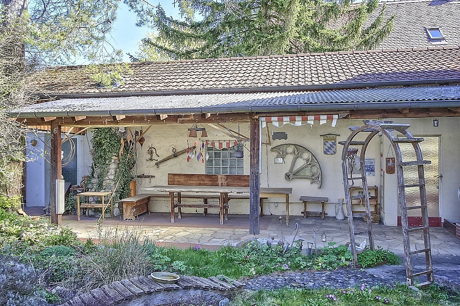 Großzügige Pergola