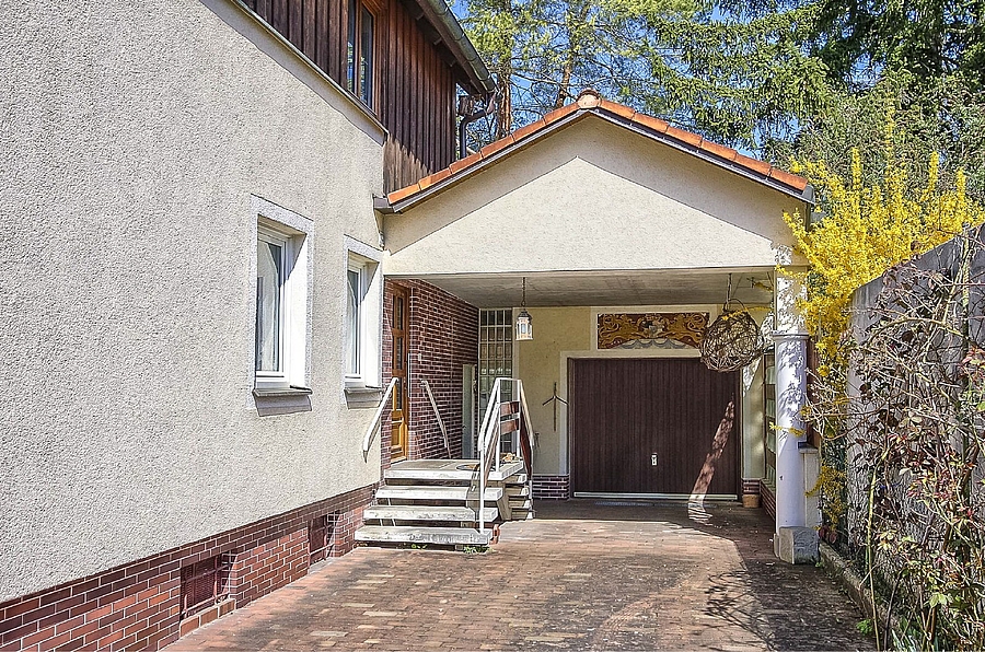 Einfahrt und Garage