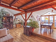 FRIEDING: AUSSERGEWÖHNLICHE 3-ZIMMER-WOHNUNG MIT CHARME, SÜDBALKON & ZWEI STELLPLÄTZEN Essplatz mit Zugang zum Balkon