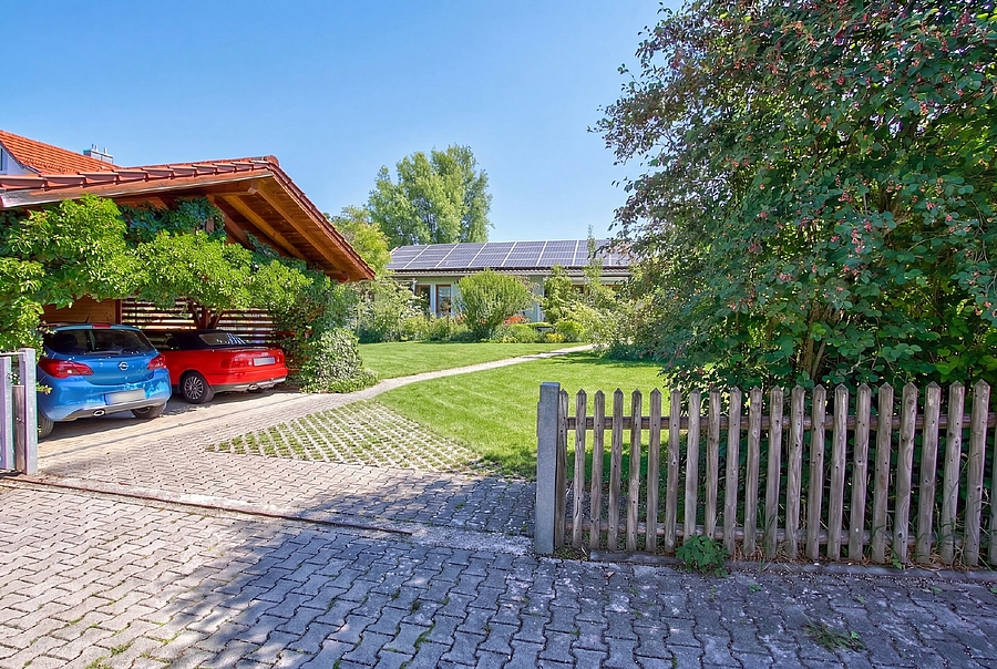 Einfahrt und Carport