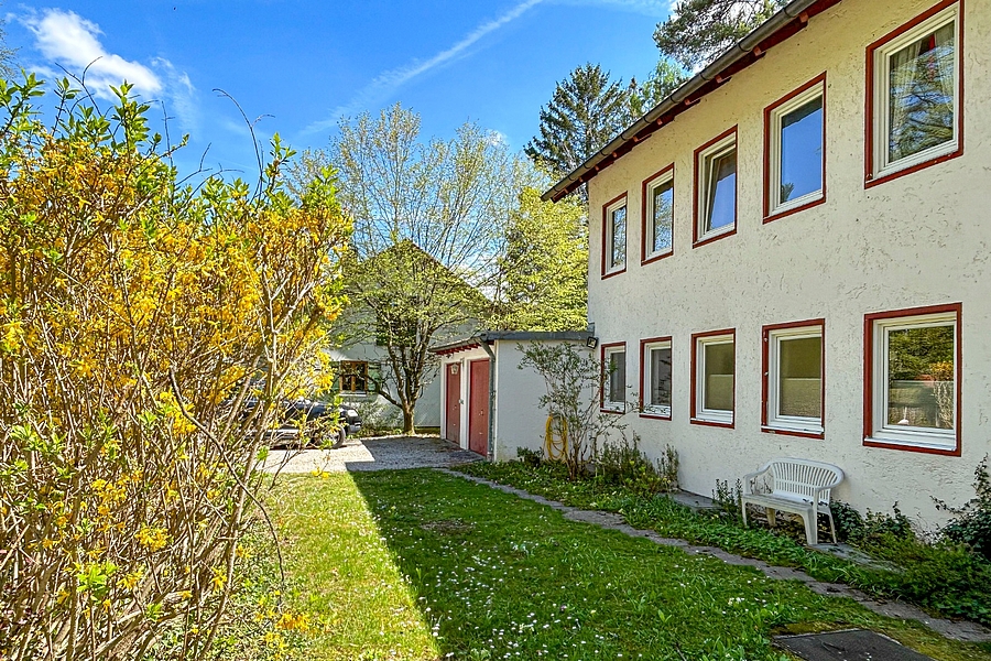 Vorgarten und Garagen