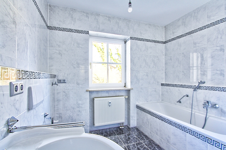 Waschmaschinen-Anschluß und Wannenbad