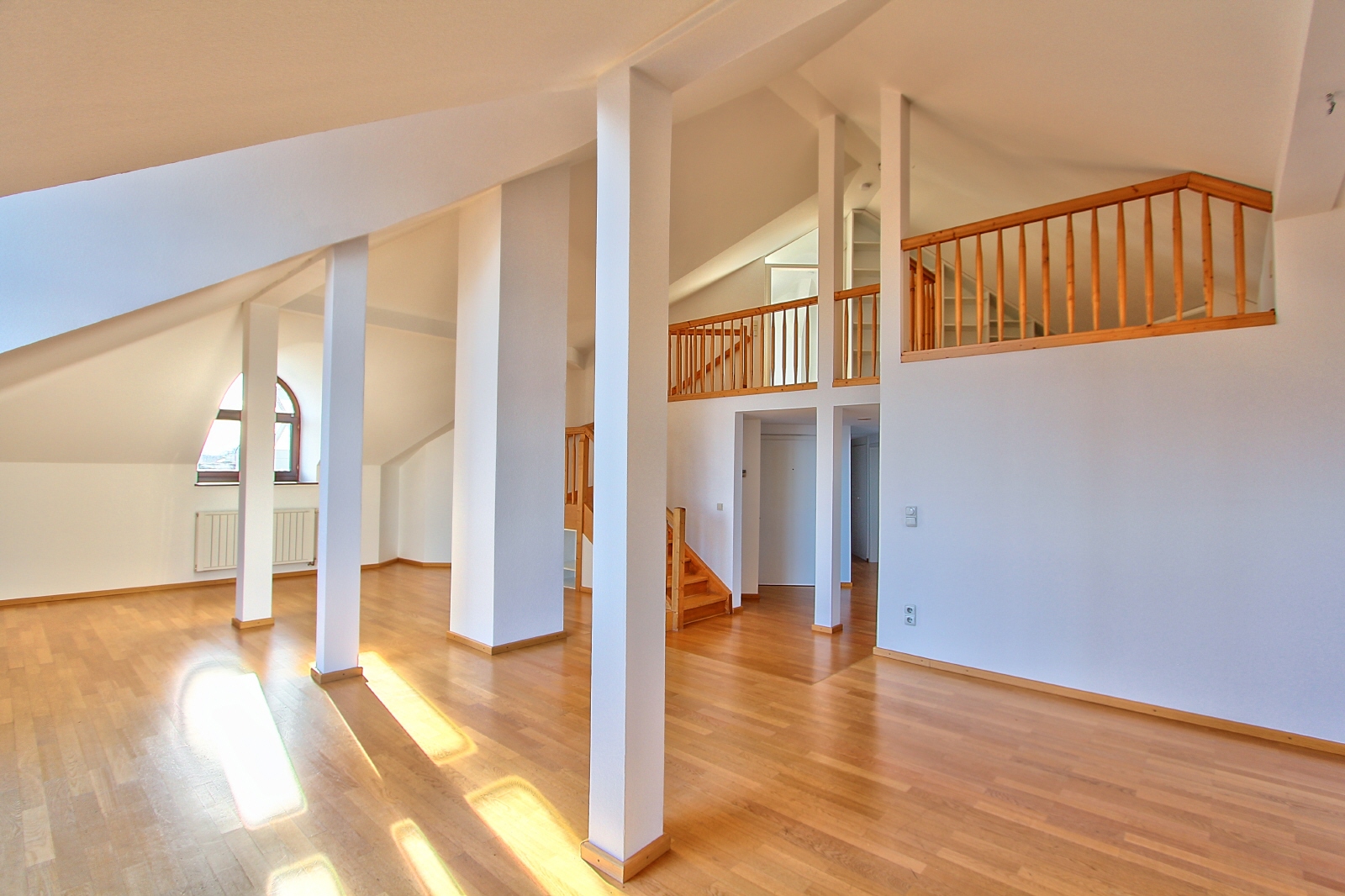 EDles Wohnzimmer mit Galerie-Ebene