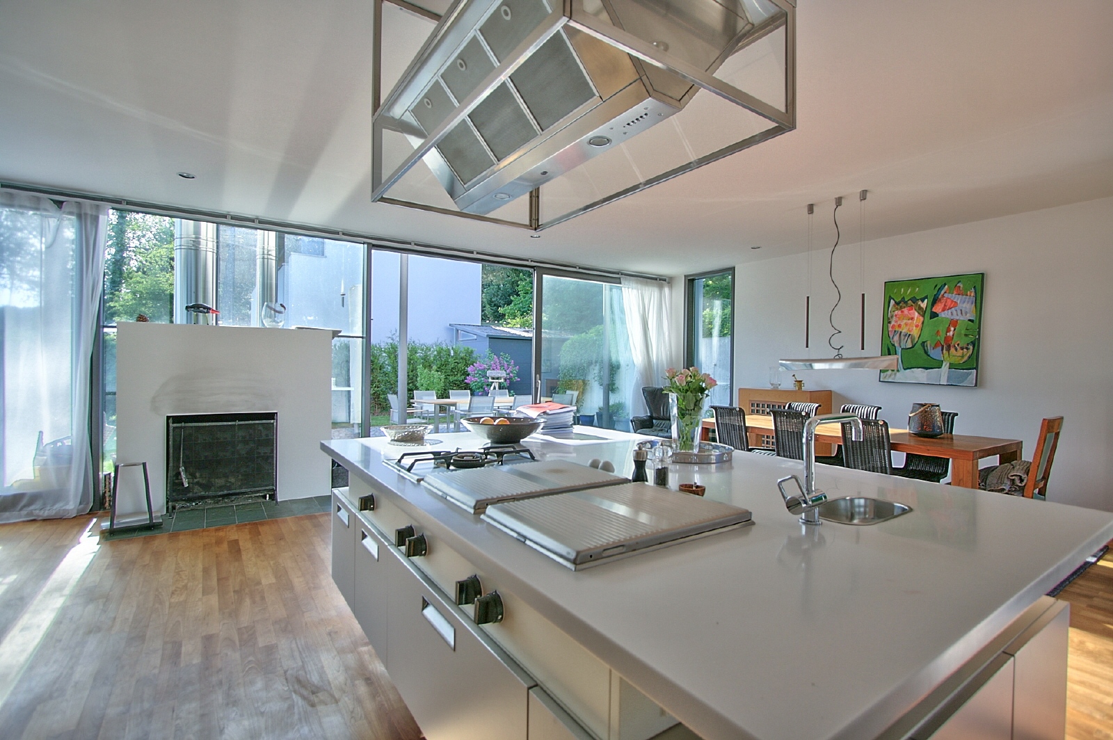 Offene Küchenlösung mit Terrassenzugang
