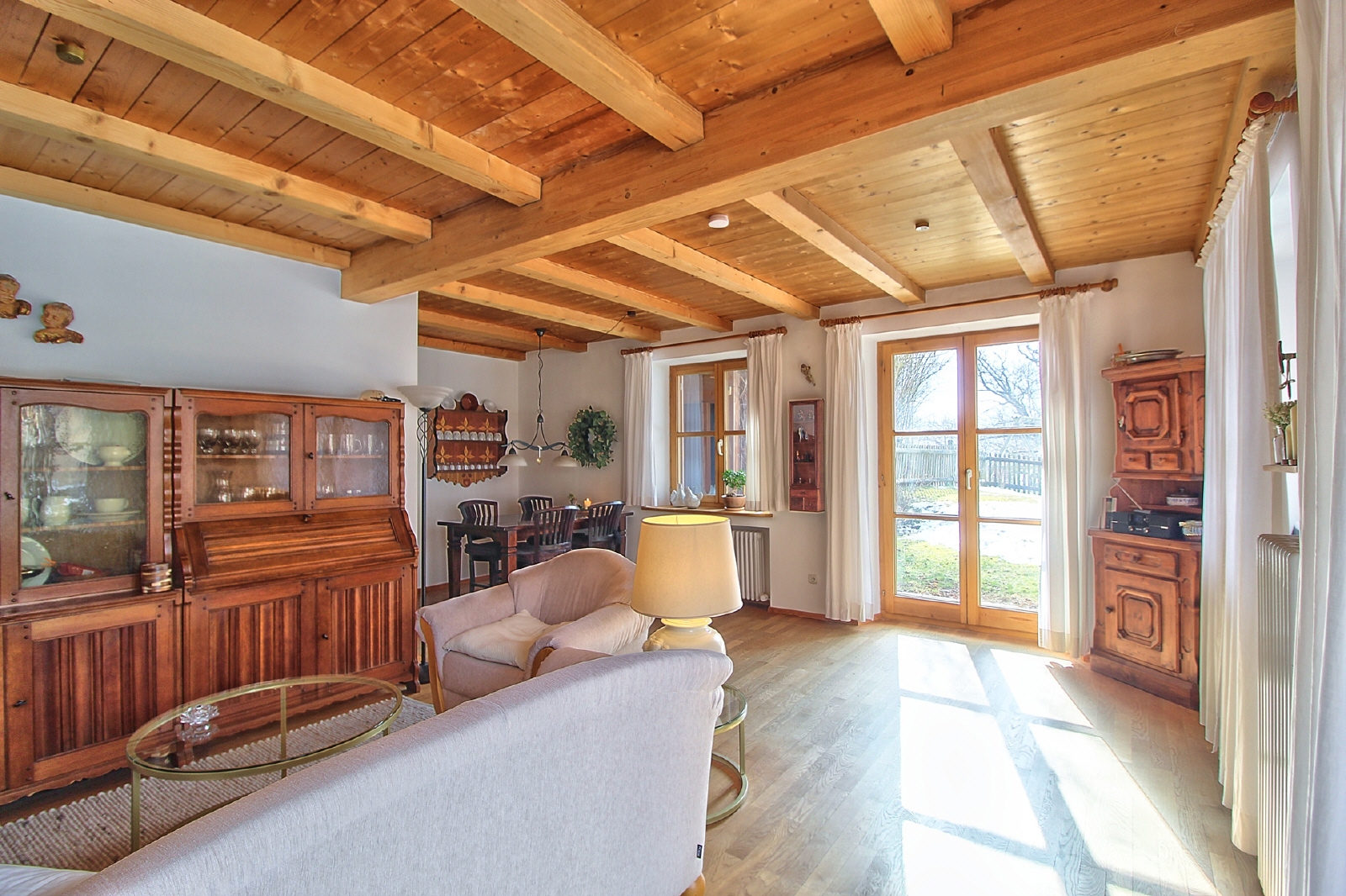 Helle Einliegerwohnung mit Gartenanteil