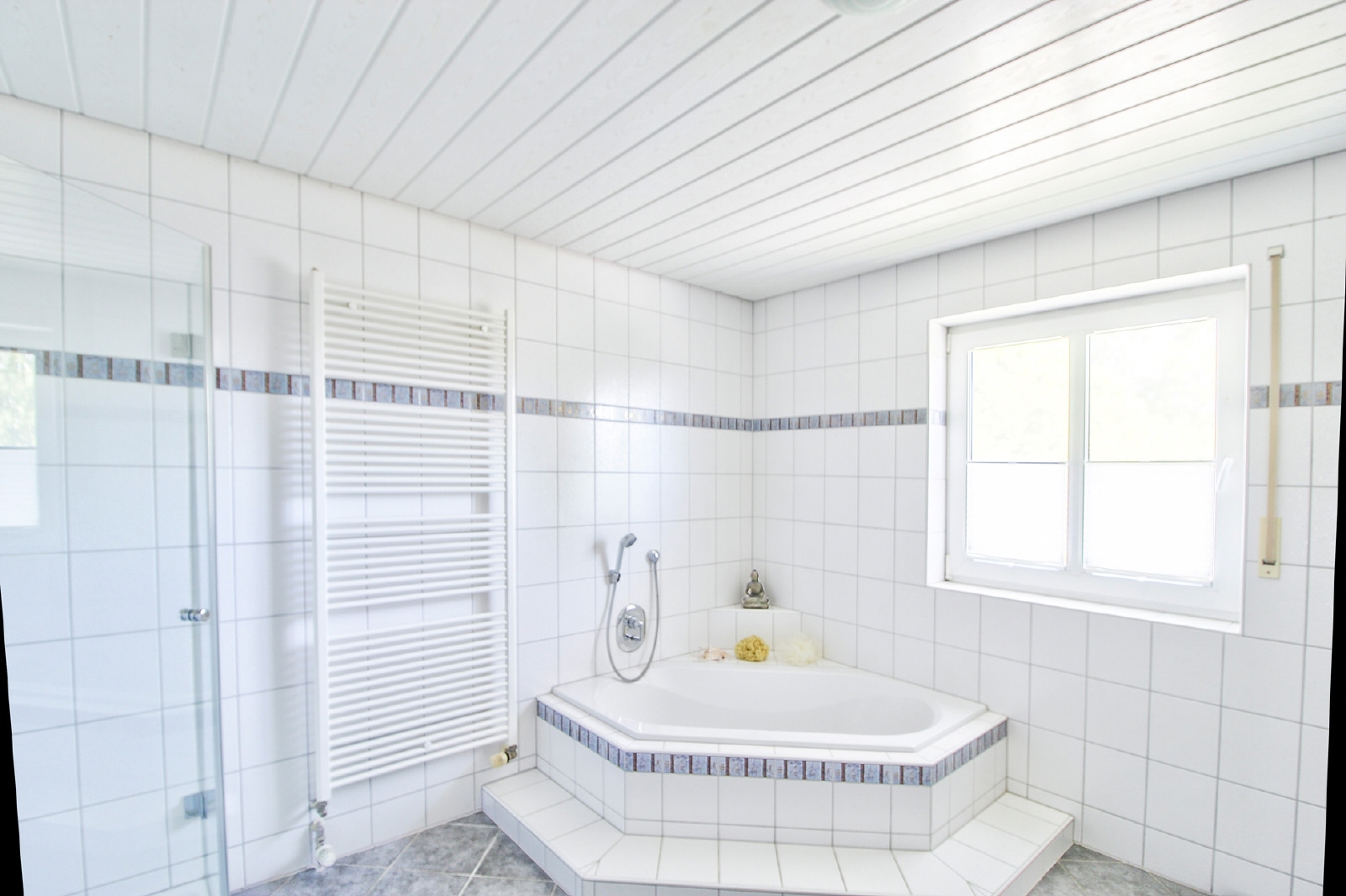 Viel Licht im Badezimmer