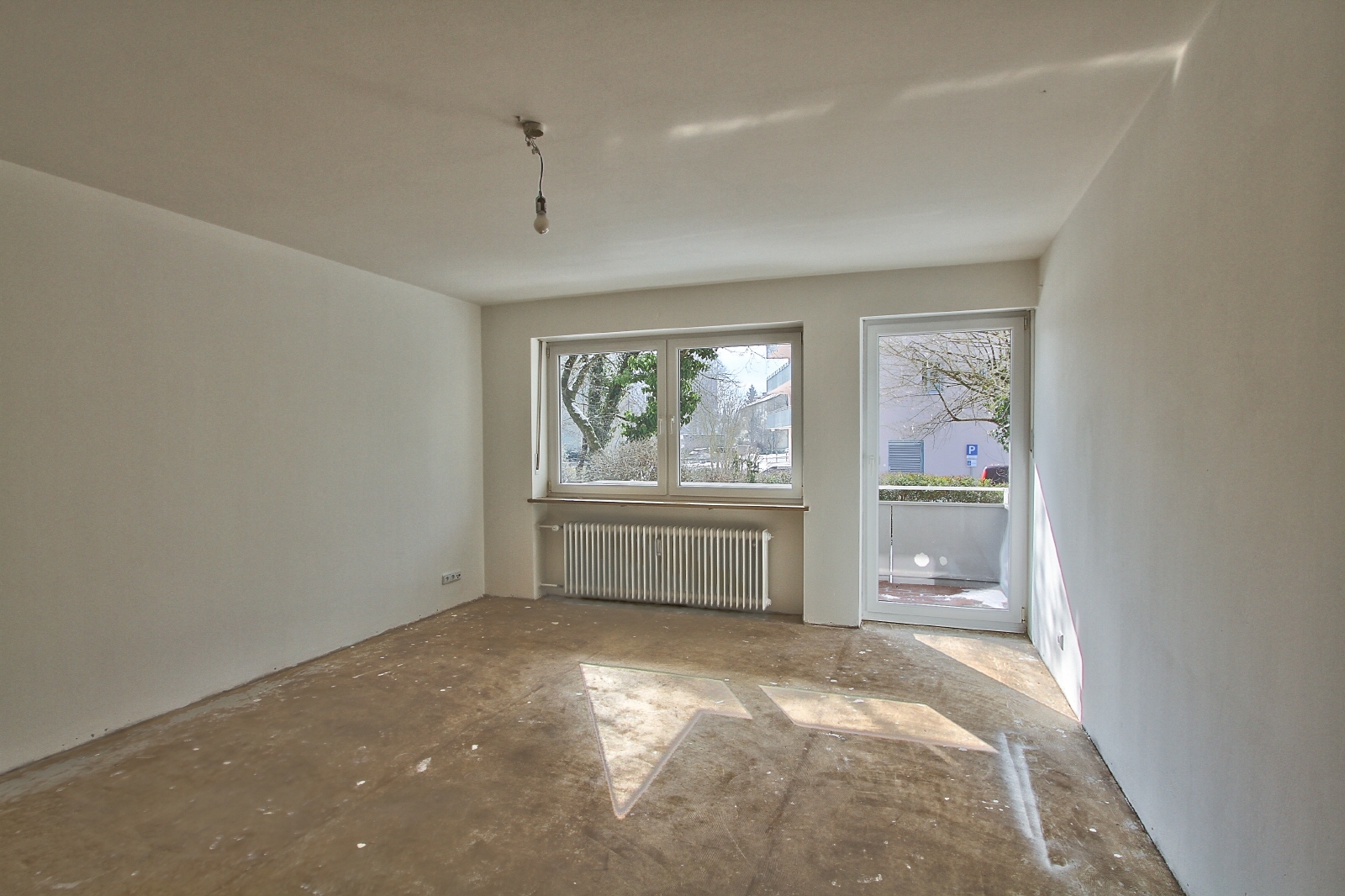 Wohnzimmer mit Balkon Zugang