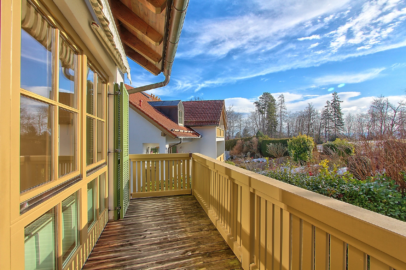 Großer Balkon mit Sonnenmarkise