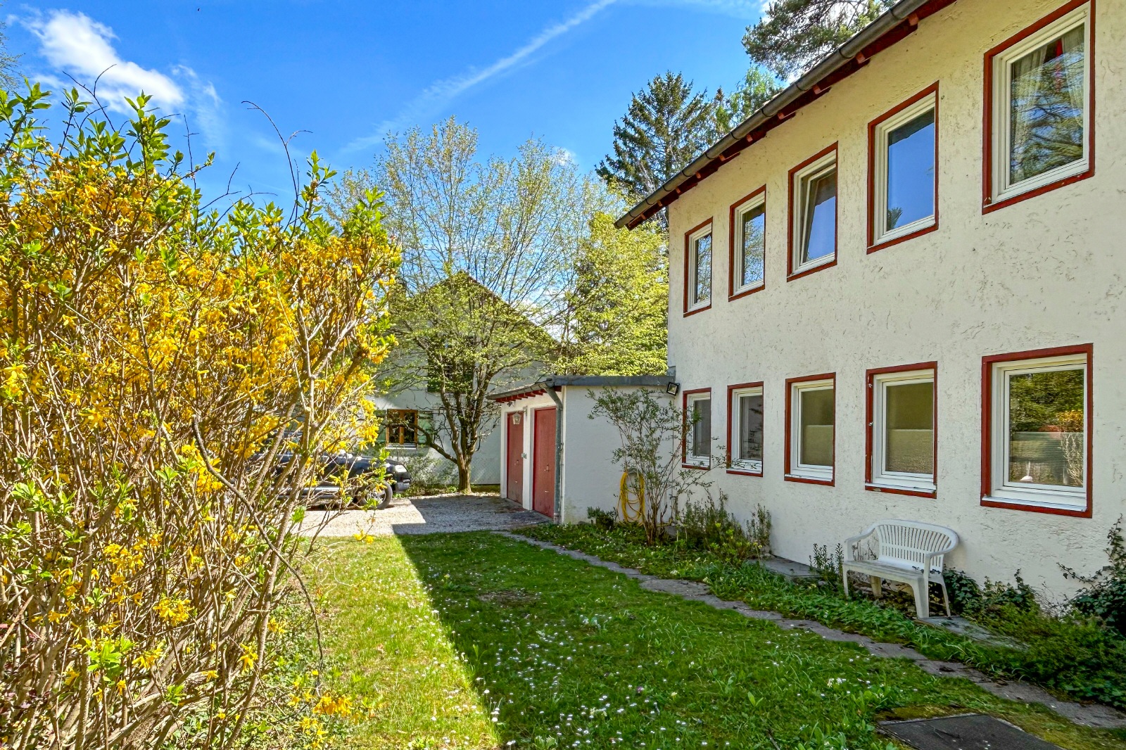 Vorgarten und Garagen