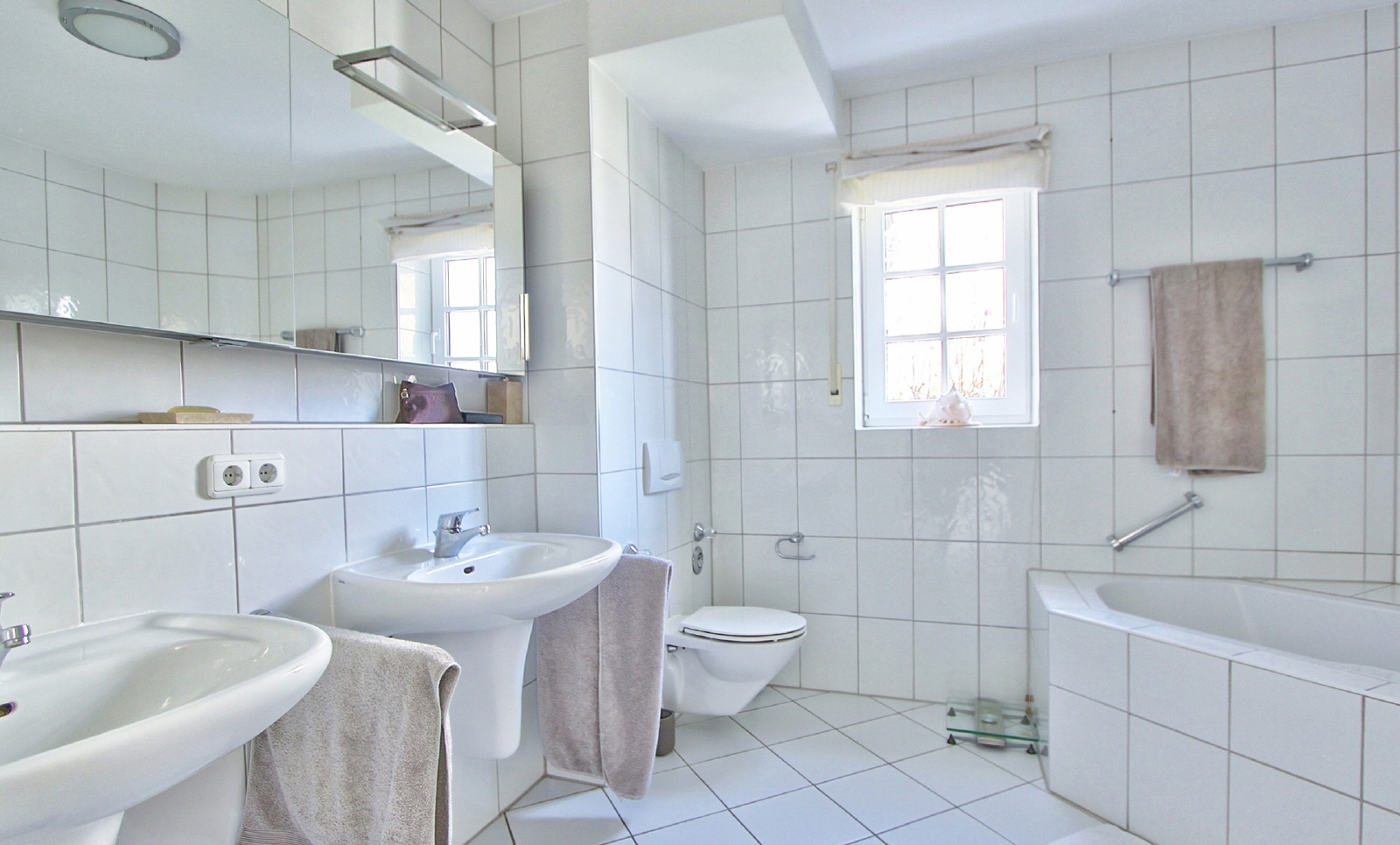 Badezimmer mit Wanne und Dusche