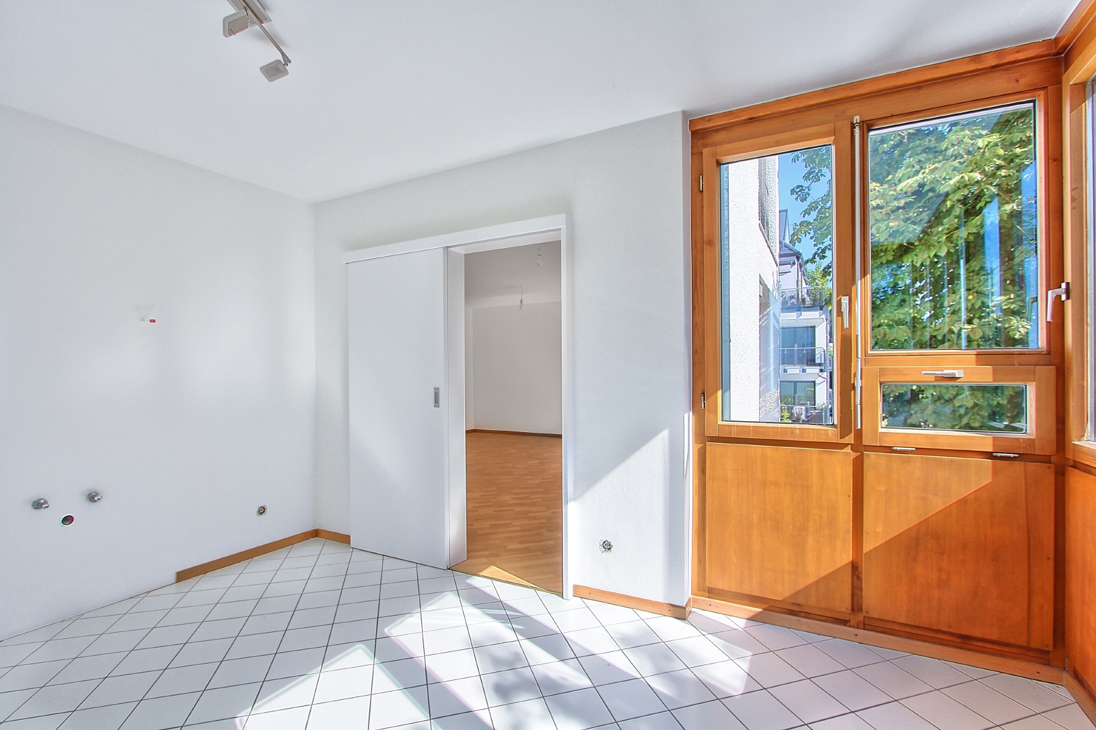 Küche mit Schiebetür zum Wohnzimmer