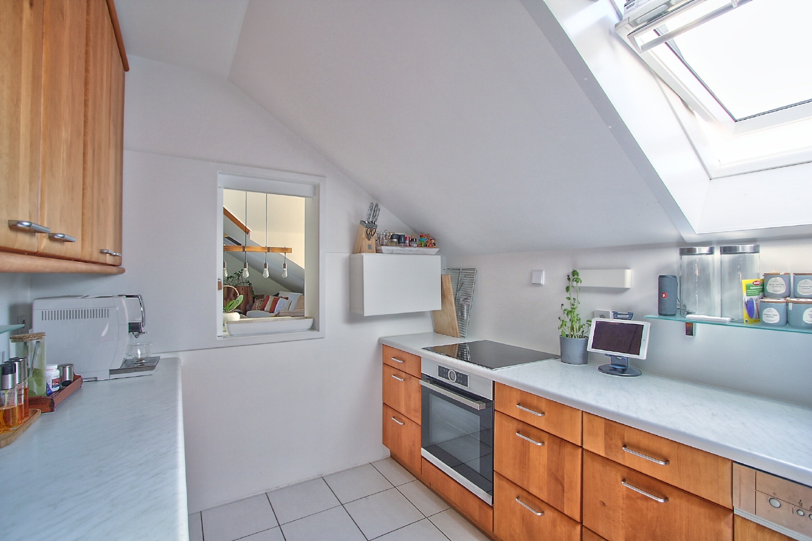 Küche mit Durchreiche