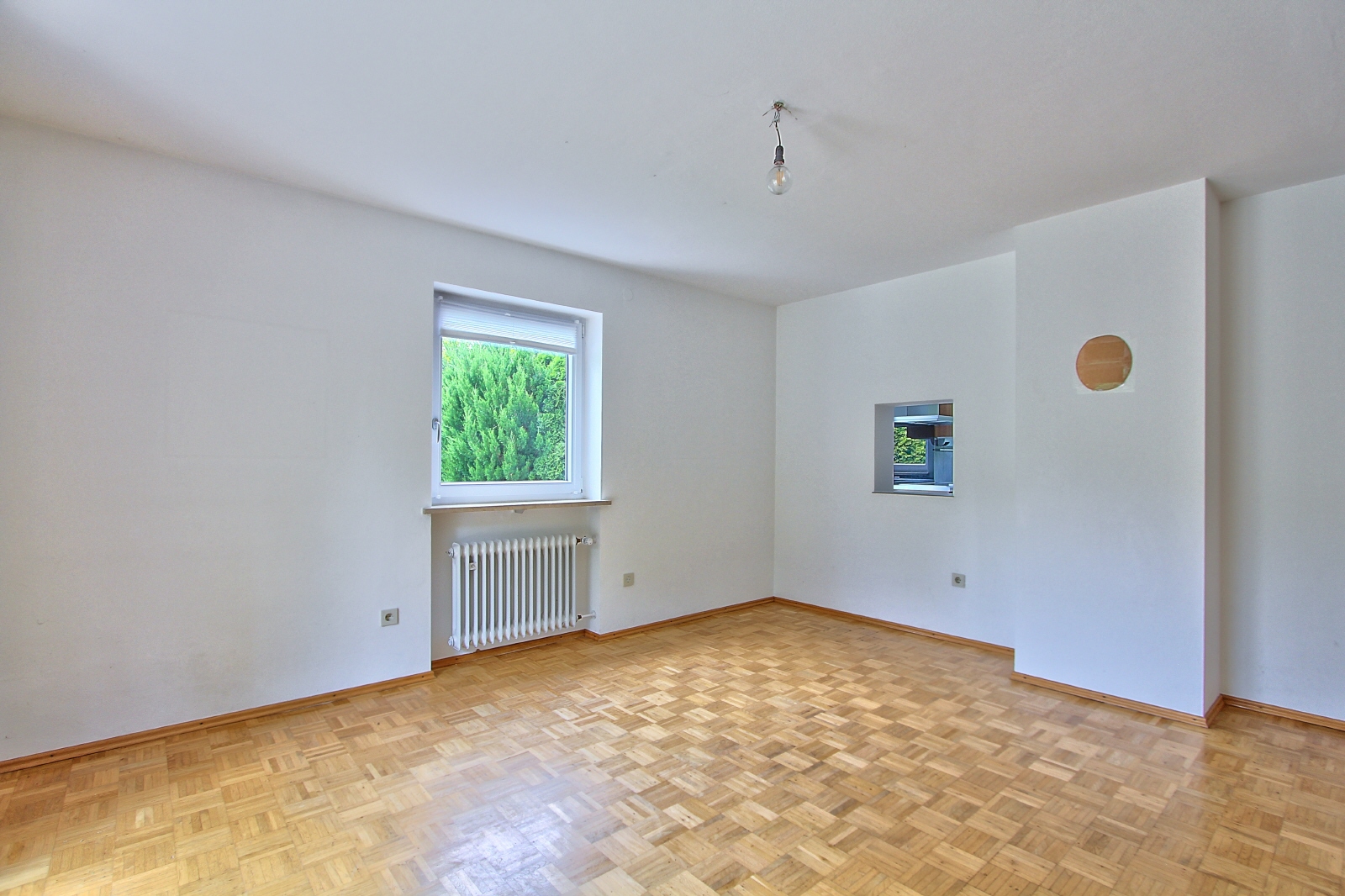 Essplatz mit Durchreiche und Kaminanschluss