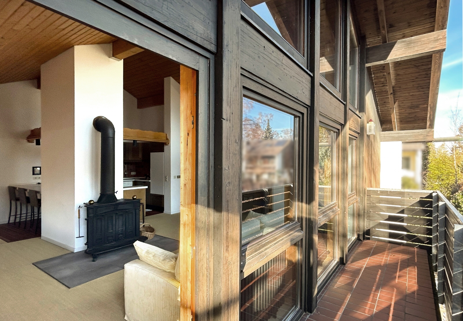 Balkon mit Blick in den Wohnraum im OG