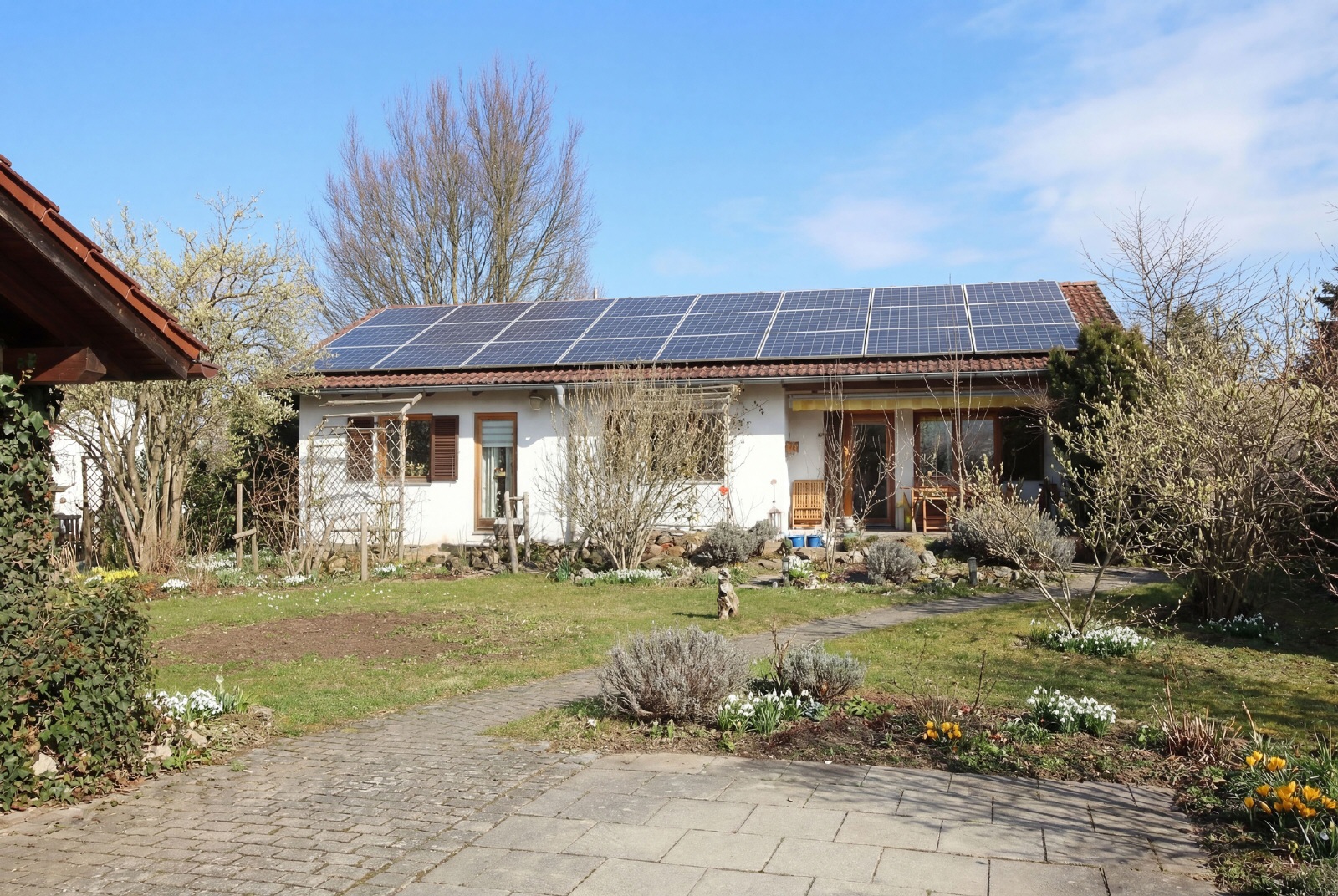 Ansicht mit Garten und Terrasse