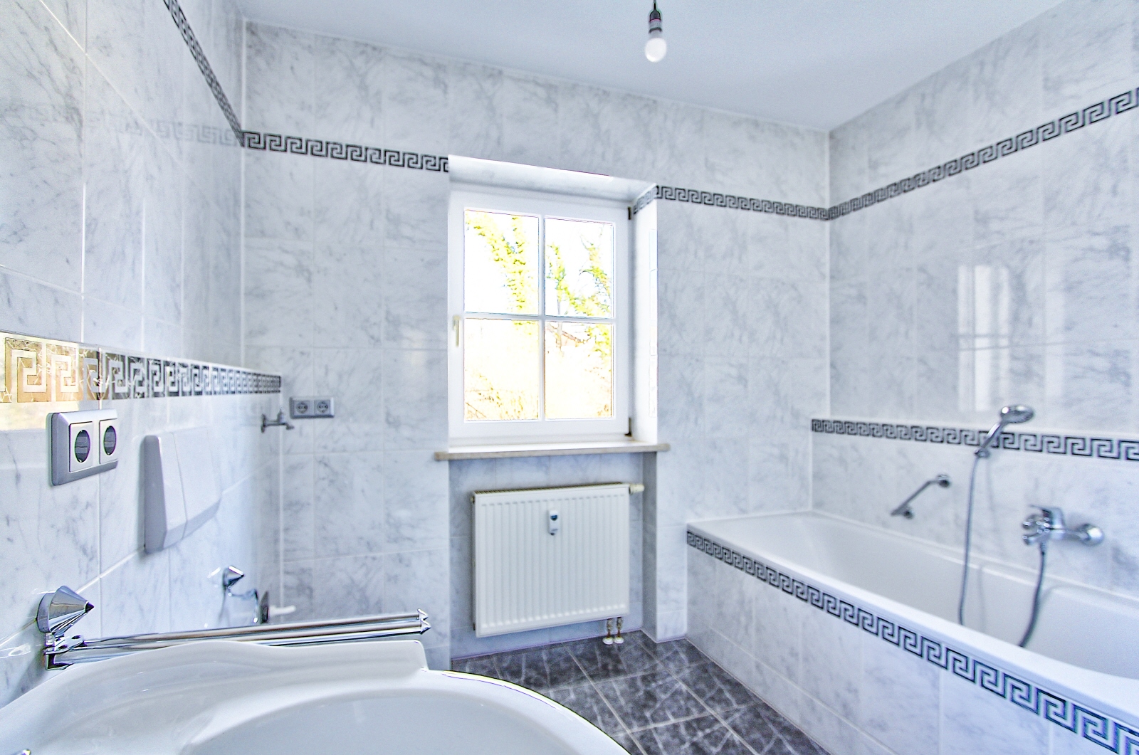 Waschmaschinen-Anschluß und Wannenbad