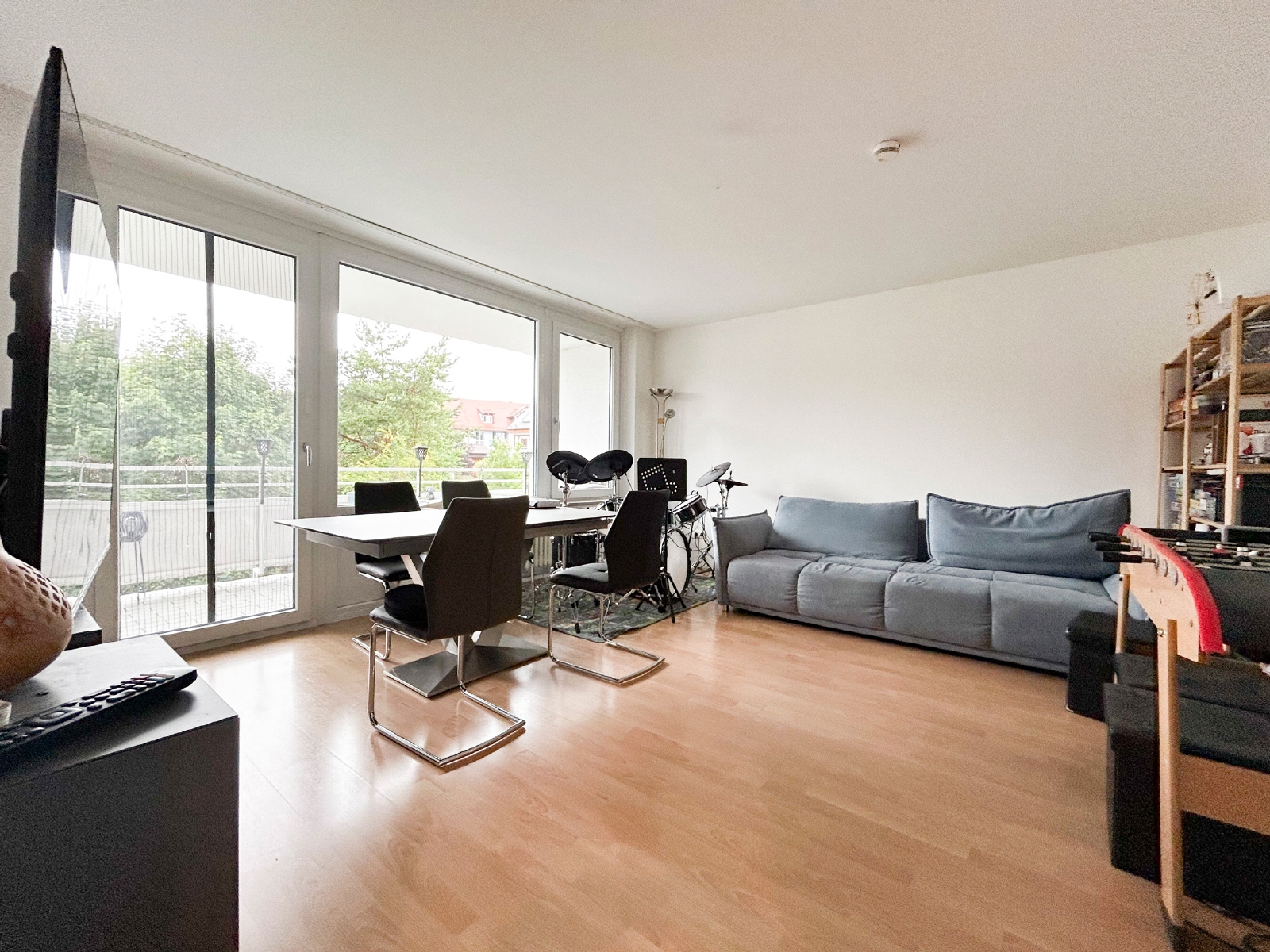 Wohnzimmer mit Zugang zum Balkon