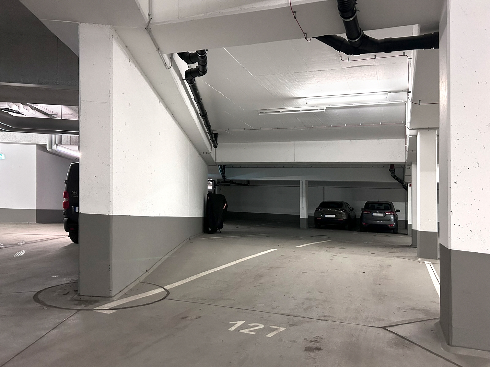 Breiter Tiefgaragen-Stellplatz