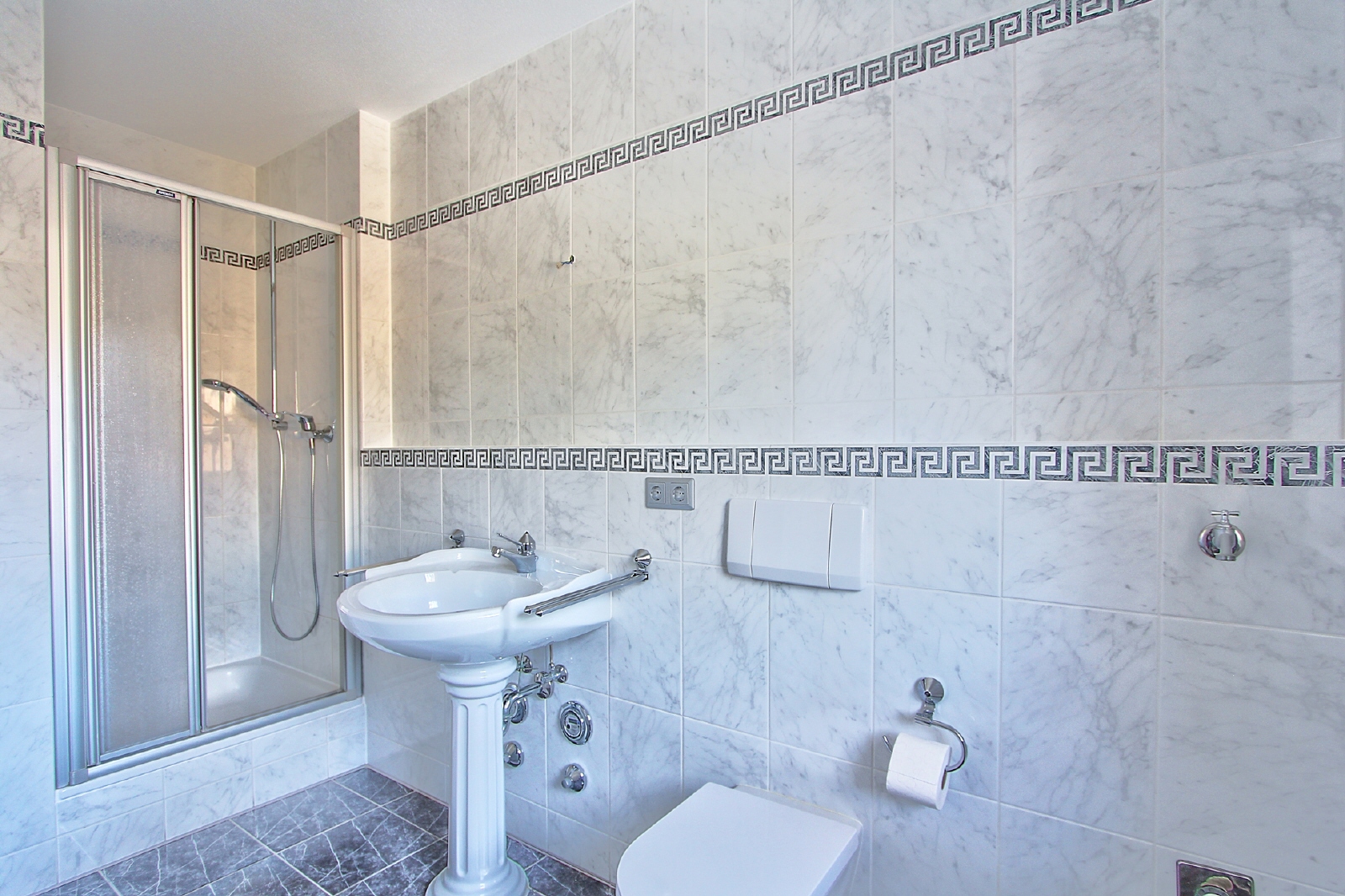 Badezimmer mit separatem Duschbad