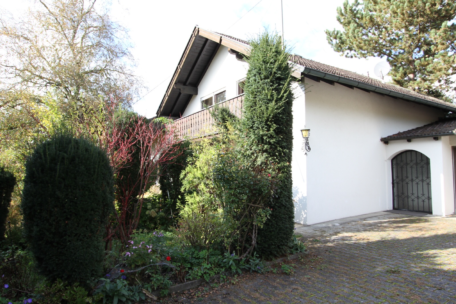 Altbau und Hofplatz