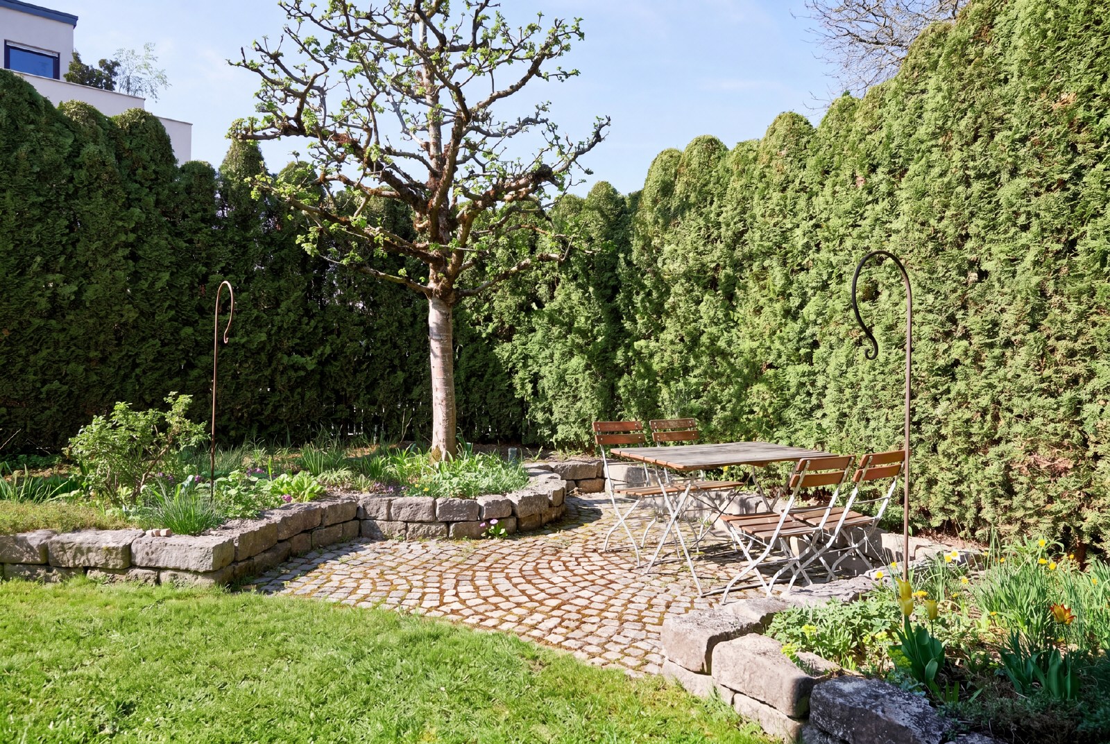 Sonnige Sitzecke im Garten