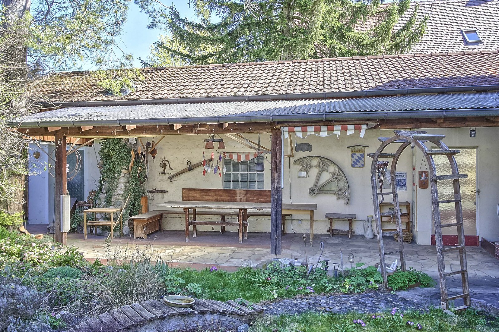 Großzügige Pergola