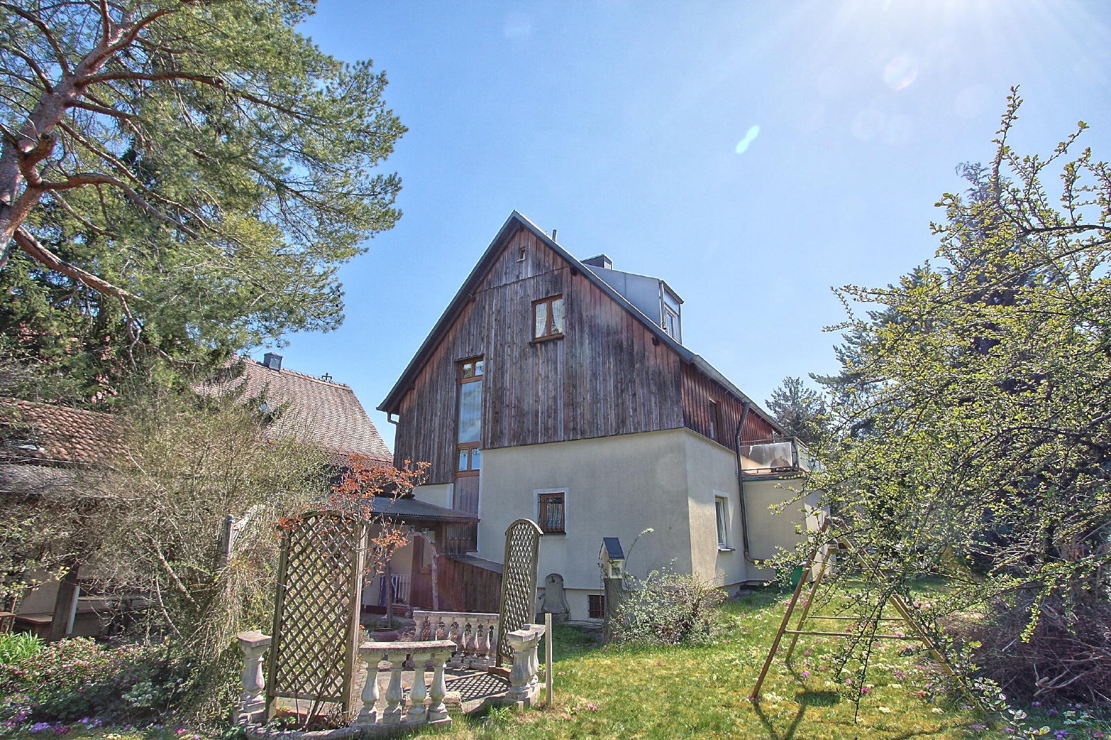 Ruhiger Garten mit viel Grün