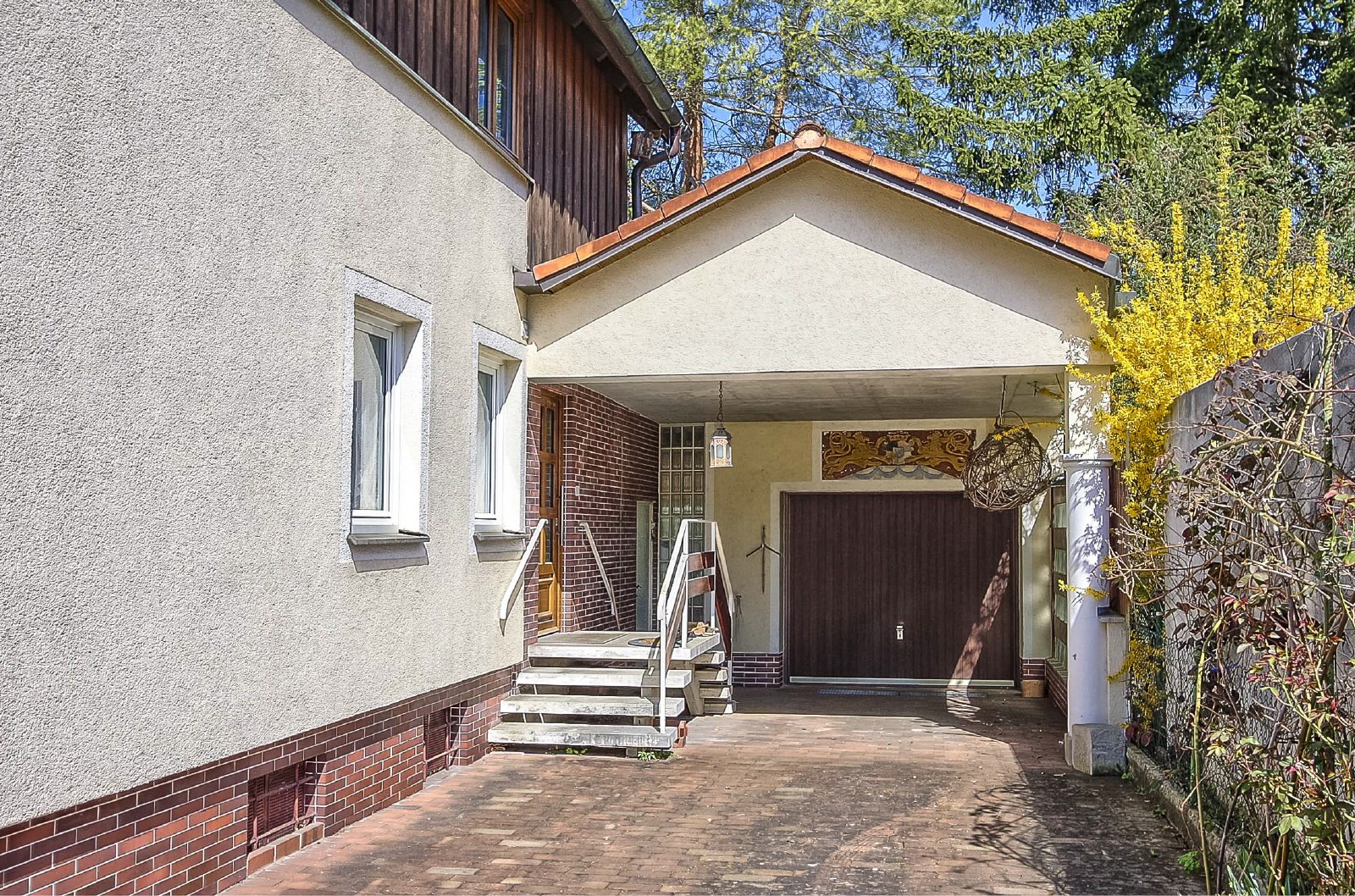 Einfahrt und Garage