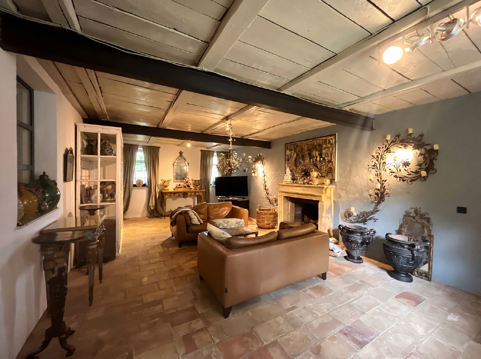 Salon mit historischem Kamin