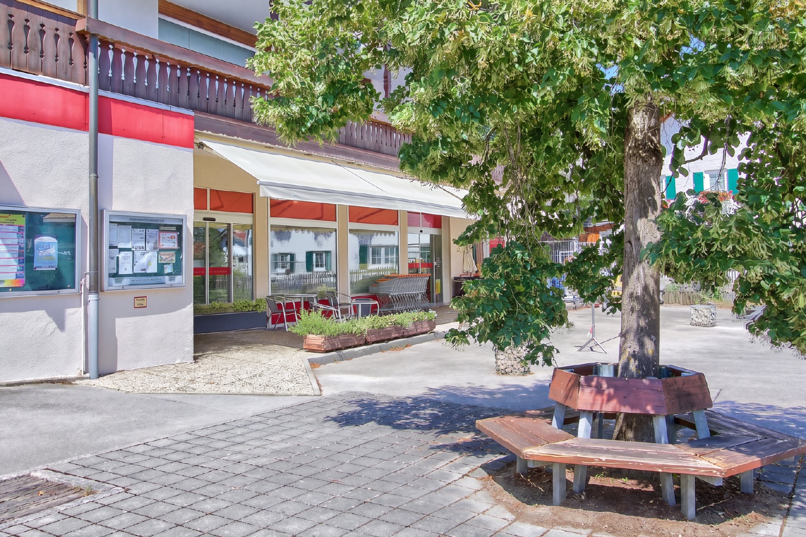Vorplatz und Laden