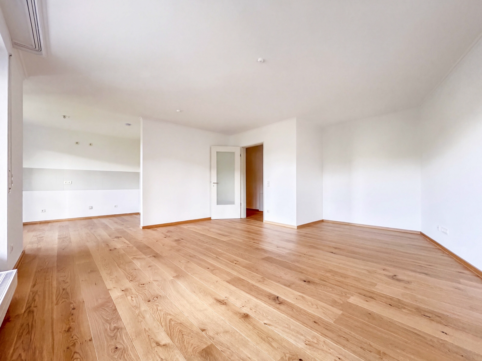 Wohnzimmer mit offener Küche